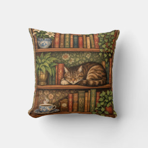 Vintage boekenkast met kat en koffie kussen