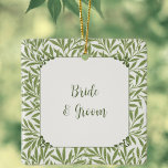Vintage bruiloft, Victoriaans wilg bladeren patroo Keramisch Ornament<br><div class="desc">Gemakkelijk aan te passen Wedding Christmas Ornament,  voeg gewoon uw informatie toe!  illustratie Victoriaans Style Green Willow Leaf Pattern,  origineel ontwerp van William Morris. Mooie keuze voor een outdoor tuin lente bruiloft.</div>