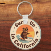 Vintage California Surf's Up Surfing Bear Sleutelhanger (Achterkant)