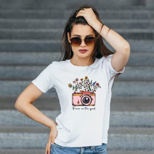 Vintage Camera & Bloem Focus op Goed en Positief T-shirt
