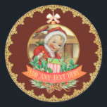 Vintage Christmas Baby Geslacht onthullen rood gou Ronde Sticker<br><div class="desc">Bewerk dit leuke thema baby gender onthul party item naar wens. Het is een kerstthema en heeft een super schattige retro illustratie van een baby Santas's kleine helper. Dit artikel kan ook worden gebruikt voor een koppels baby shower. ______________________________________________________________________ Voor hulp, overeenkomende items of aangepast ontwerp, neemt u contact op...</div>