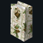 Vintage Christmas Bell Collage Gift Bag Klein Cadeauzakje<br><div class="desc">Ring in het vakantieseizoen met deze prachtige gouden kerstbel illustraties. Evergreen takken en rode bessen. roze bloemen en maretak sieren de bovenkant van elke bel. "Glorie aan God in de Hoogste", "Goodwill aan Mannen" en "Noel" is op de bel zelf gegraveerd, en de rode en groene begroeting luidt: "Een vrolijk...</div>