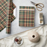Vintage Christmas Plaid Rood en Groen Cadeaupapier<br><div class="desc">Deze preppy cadeauverpakking is voorzien van een vintage kerstplaid in rood en groen.</div>