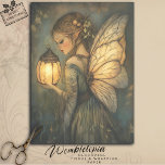 Vintage Christmas Woodland Fairy Holding Lantern Tissuepapier<br><div class="desc">Verlicht uw vakantieseizoen met de betoverende charme van dit Vintage Christmas Woodland Fairy Holding Lantern-ontwerp. Dit fascinerende kunstwerk beschikt over een sierlijke fee in een serene bosrijke omgeving, die zachtjes een gloeiende lantaarn wiegt die een warm, magisch licht werpt. Versierd met delicate vleugels en omgeven door subtiele feestelijke details, straalt...</div>