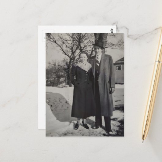 Vintage Couple Standing in Snow Briefkaart (Voorkant / Achterkant in situ)