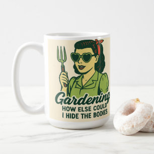Vintage dame uit de jaren 50 met tuinvork donkere koffiemok
