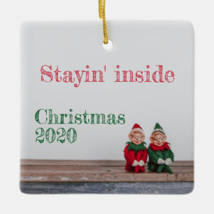 Vintage Elves on mantel, Stayin' Inside 2020 Keramisch Ornament