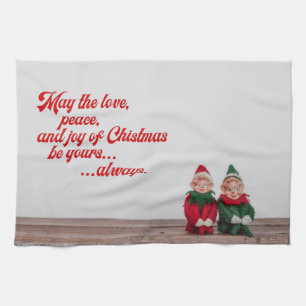 Vintage Elves op mantel w/Love, Peace & Joy Theedoek
