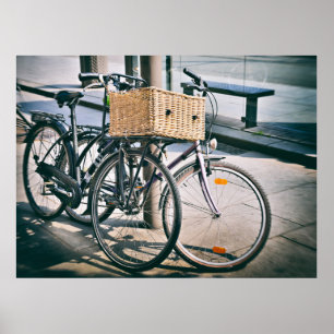 vintage fietsen geparkeerd op de straat poster