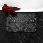 Vintage Fleur de Lis | Zwarte Silver Grunge Damask Badmat<br><div class="desc">#abstractart Grandeur modern hedendaags kunstdeco geïnspireerd design in een romantisch jacquard brocade fleur de lis damask fabric-patroon komt tegemoet aan de noodlijdende 90-glansstijl met deze donkere houtskool zilver grijs New Orleans Franse Quarter-siermengoonleeuwen op een minimale zwarte achtergrond. Deze gemengde barokgradiënt voegt de perfecte pop van pizazz toe. Voor aanpassingen, coördinerende...</div>