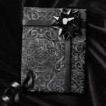 Vintage Fleur de Lis | Zwarte Silver Grunge Damask Cadeaupapier<br><div class="desc">#abstractart Grandeur modern hedendaags kunstdeco geïnspireerd design in een romantisch jacquard brocade fleur de lis damask fabric-patroon komt tegemoet aan de noodlijdende 90-glansstijl met deze donkere houtskool zilver grijs New Orleans Franse Quarter-siermengoonleeuwen op een minimale zwarte achtergrond. Deze gemengde barokgradiënt voegt de perfecte pop van pizazz toe. Voor aanpassingen, coördinerende...</div>