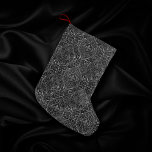 Vintage Fleur de Lis | Zwarte Silver Grunge Damask Kleine Kerstsok<br><div class="desc">#abstractart Grandeur modern hedendaags kunstdeco geïnspireerd design in een romantisch jacquard brocade fleur de lis damask fabric-patroon komt tegemoet aan de noodlijdende 90-glansstijl met deze donkere houtskool zilver grijs New Orleans Franse Quarter-siermengoonleeuwen op een minimale zwarte achtergrond. Deze gemengde barokgradiënt voegt de perfecte pop van pizazz toe. Voor aanpassingen, coördinerende...</div>
