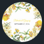 Vintage gele Waterverf Floral Botanical Wedding Ronde Sticker<br><div class="desc">Een geel ontwerp van de florale tuin en botanische waterverf. Dit tuinbouwontwerp voor de lente en de bloem bevat verschillende gele bloesems met een kleur. Een elegante botanische illustratie van lente- en zomerbloemen die ideaal is voor elke bruiloft. Dit ontwerp van de illustratie van de bloem creëer een elegante, rustige...</div>