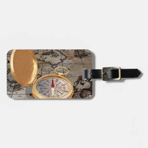Vintage gouden kompas op antieke piratenkaart bagagelabel