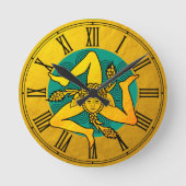 Vintage Gouden Triskelion & drievoudige spiraalgol Ronde Klok (Voorkant)