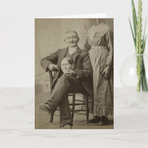Vintage Grappige Enge Man en Hoofdloze Vrouw Posit Kaart