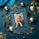 Vintage Happy Hanukkah Holiday Foto Folie Kaart<br><div class="desc">Echte folie Happy Hanukkah banner met geïllustreerde takken die een portretfoto maken. Kies de kleur van het lijst,  svg laag. Kies de kleur van uw folie: goud,  zilver of roos goud en achtergrondkleur. Voeg meer foto's aan de rug toe of schrijf een bericht.</div>