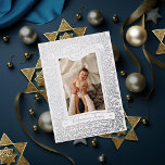 Vintage Happy Hanukkah Holiday Foto Folie Kaart<br><div class="desc">Echte folie Happy Hanukkah banner met geïllustreerde takken die een portretfoto maken. Kies de kleur van uw folie: goud,  zilver of roos goud en achtergrondkleur. Voeg meer foto's aan de rug toe of schrijf een bericht.</div>