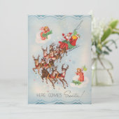 Vintage hier komt kerstkerstmis feestdagenkaart (Staand voorkant)