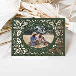 Vintage Holly Berries Foto KerstEvergreen Folie Feestdagenkaart<br><div class="desc">Deze klassieke en elegante vakantiefootkaart is voorzien van onze oorspronkelijke hand getrokken winterblad dat de foto en het gekromde type lijst. De rug kenmerkt een passend patroon met foto en extra teksten.</div>