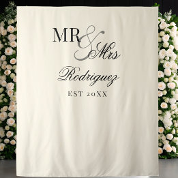 Vintage Ivory Mr & Mrs Old Money Wedding Backdrop Wandkleed
