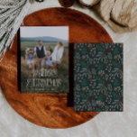 Vintage Kerst Botanische Verticale Foto Feestdagenkaart<br><div class="desc">Feestelijke en vintage kerstfotokaart met typografisch lettertype dat "Vrolijk kerstfeest" zegt. Voeg uw familiefoto toe die verticaal is. De achterkant van de kaart heeft een handgetekende illustratie van de winter botanicals.</div>