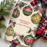 Vintage kerst Ornament gepersonaliseerd Theedoek<br><div class="desc">Voeg dit vakantieseizoen een vleugje charme toe aan uw keuken met deze gepersonaliseerde kerstkeukenhanddoek met klassieke ornamenten in feestelijk rood en groen. Perfect voor het toevoegen van een gezellig, nostalgisch gevoel aan uw vakantie decor of cadeau aan een geliefde. Pas het aan met jouw naam om het echt uniek te...</div>