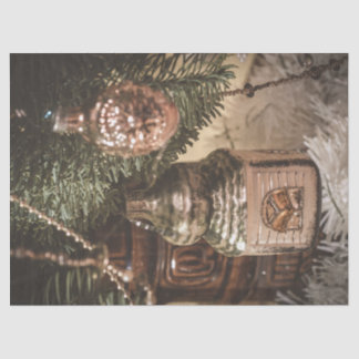 Vintage kerst ornamenten en een kerstboom tissuepapier