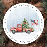 Vintage Kerst Rode Vrachtwagen Patriottische Vlag  Ronde Sticker<br><div class="desc">Red Truck Christmas Kaarten Vier de Feestdagen met Patriottische Charm Verspreid vreugde en feestelijke juichen dit vakantieseizoen met onze Red Truck Christmas Kaarten. Perfect vastleggen van de geest van een rustieke winter wonderland, deze kaarten zijn voorzien van een charmante rode vrachtwagen versierd met een kerstboom in de rug, tegen een...</div>