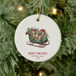 Vintage kerst slee met geschenken en groen keramisch ornament