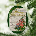 Vintage kerstblad muziek met feestelijk geweld keramisch ornament<br><div class="desc">Dit  ontwerp is voorzien van een viool met een sierstructuur,  met holly bladeren,  bessen en pijnbomen,  met een klassieke kerstmuziekrol op de achtergrond,  ook versierd met pruimen van dennenbomen en holly-bladeren. De achtergrond is donkergroen,  en Merry Kerstmis staat in decoratieve goudletters op de voorkant.</div>