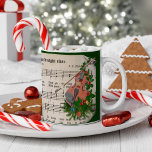Vintage kerstblad muziek met feestelijk geweld koffiemok<br><div class="desc">Dit  ontwerp is voorzien van een viool met een sierstructuur,  met holly bladeren,  bessen en pijnbomen,  met een klassieke kerstmuziekrol op de achtergrond,  ook versierd met pruimen van dennenbomen en holly-bladeren. Het feestelijke kerstontwerp heeft een donkergroene achtergrond.</div>