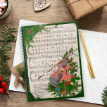 Vintage kerstblad muziek met feestelijk geweld notitieboek<br><div class="desc">Dit ontwerp is voorzien van een viool met een sierstructuur, met holly bladeren, bessen en pijnbomen, met een klassieke kerstmuziekrol op de achtergrond, ook versierd met pruimen van dennenbomen en holly-bladeren. Het feestelijke kerstontwerp heeft een donkergroene achtergrond. Dit notitieboek is perfect voor het maken van je kerstaanbiedingen, het bewaren van...</div>