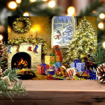 Vintage kerstboom Livingroom Scene Feestdagen Kaart<br><div class="desc">Vintage kerstboom Livingroom Scene Holiday Kaart. Dit ontwerp is voorzien van een prachtige hapmantel met verlichte grond, kousen en kaarsen. Er is een sneeuwpop die door het raam naar binnen kijkt en een hoed cadeaus die onder de versierde verlichte kerstboom zit. Wat een mooie retro vakantie scène. Pas dit douaneontwerp...</div>