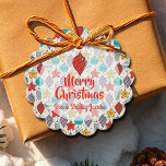 Vintage kerstboom Ornamenten Holiday Scalloped Bedankjes Labels<br><div class="desc">Vrolijk kerstcadeau op maat van ronde scalloped: labels voor feestjes zijn gouden ornamenten met kerstaven in rood, goud, paars, turquoise en munt, en je groet en naam in het teken. Alle tekst, doopvonten en doopvontkleuren kunnen worden gewijzigd, enkel klik de "pas verder"verbinding aan. **ALLE VORMEN VAN HET LABEL worden reeds...</div>