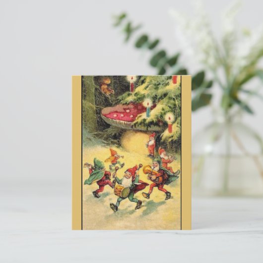 Vintage kerstcadeautjes dansen rond paddenstoel feestdagenkaart (Staand voorkant)