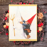 Vintage Kerstgenoom Making Snowman Feestdagenkaart<br><div class="desc">Vintage kerstkoepel maakt Snowman Holiday Card.</div>