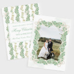 Vintage Kerstman Garland houdt een foto tegen Feestdagenkaart<br><div class="desc">Waterverf kerstgarland houdt Vintage één Kaart voor de fotovakantie tegen. Deze prachtige kerstfotokaart is voorzien van een waterverf kersttuin met witte bogen als lijst voor één foto. De achterkant van de uitnodiging zijn kerstgerechten met kerstgarland en bogen. Het is perfect als je op zoek bent naar een klassieke, zuidelijke, grootmilleniale...</div>
