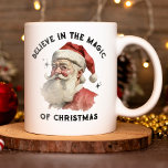 Vintage Kerstman Sinterklaas Mok<br><div class="desc">Deze vakantie mok beschikt over een  Sinterklaas met de woorden,  Geloof in de magie van Kerstmis. Vul het met cacao of lekkernijen,  en het maakt een leuk cadeau voor Kerstmis. Ontworpen voor u door Blackberry Boulevard.</div>