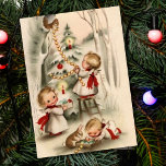 Vintage Kerstmis Baby Angels Decorate Tree Feestdagenkaart<br><div class="desc">Vintage Kerstmis Baby Angels decorate Tree Holiday Card.</div>