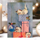 Vintage Kerstmis Kittens en Giften Feestdagen Kaart<br><div class="desc">Vintage Kerstmis Kittens en Gifts Holiday Card . Dit ontwerp bevat drie kittens die op een toren van kerstcadeaus spelen. Wat een mooie retro vakantie scène. Pas dit aangepaste ontwerp aan met uw eigen binnengroet.</div>