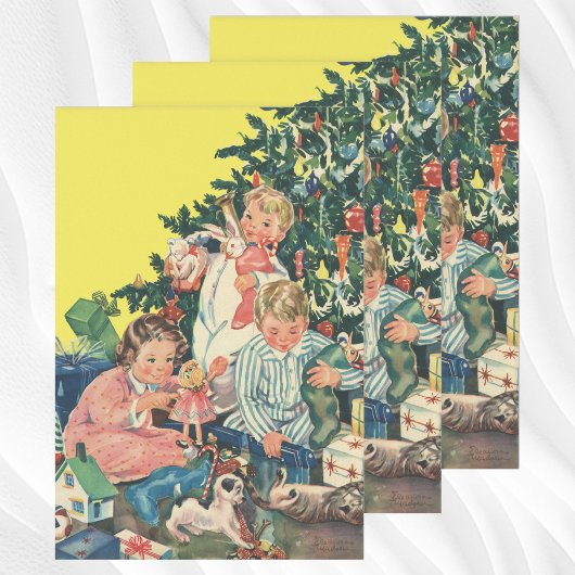 Vintage kerstochtend, kinderen openen cadeautjes inpakpapier vel