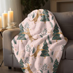 Vintage kersttijger met kerstboom roze sherpa deken<br><div class="desc">Wikkel jezelf in de charme van de feestdagen met deze Vintage Christmas Tiger met Christmas Tree Pink Blanket. Met een grillige tijger in stijl, omringd door een feestelijk vakantiedecor op een zachtroze achtergrond, voegt deze deken een gezellige en speelse toets toe aan uw seizoensfeesten. Perfect om bij het vuur te...</div>