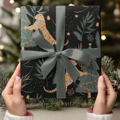 Vintage kersttijger met kerstboom zwart cadeaupapier