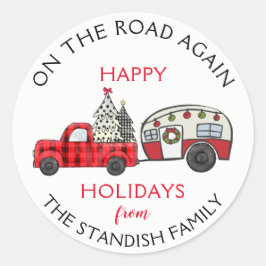 Vintage kersttruck en kampeerwagen op straat ronde sticker