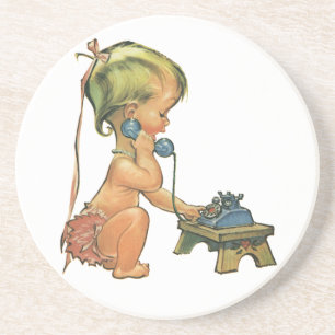 Vintage kind blond meisje dat praat op speelgoedte zandsteen onderzetter