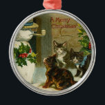 Vintage Kittens en Snowman Metalen Ornament<br><div class="desc">Drie Katten kijken op naar een sneeuwman met een grote pijp in zijn mond. Kute vintage-kaartenvoorstuk met prettige kerstcadeautjes</div>