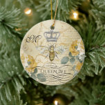 Vintage Koningin Bee Yellow Floral Monogram Initia Keramisch Ornament<br><div class="desc">Dit  ornament met het thema 'koningin' voor elk moment van het jaar is voorzien van een koninginnenontwerp met honingbijen en koninklijke kroon tegen de achtergrond van gouden gele rozen. Personaliseer met een monogram in zwarte manuscripttypografie. Ontworpen door een wereldberoemde kunstenaar ©Tim Coffey.</div>