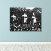 Vintage London Changing guard Buckingham paleis Canvas Afdruk (Insitu (Houten vloer))