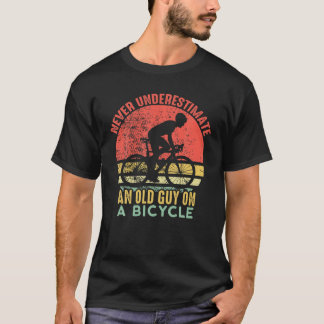 Vintage onderschat nooit een oud Man op een fiets T-shirt